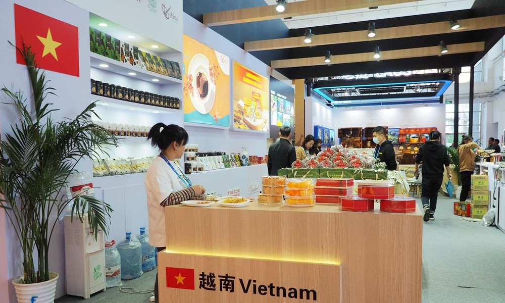 Hợp tác Việt Nam-Trung Quốc lập kỷ lục: Thương mại song phương vượt 22 tỷ USD trong tháng 11 - Ảnh 2.