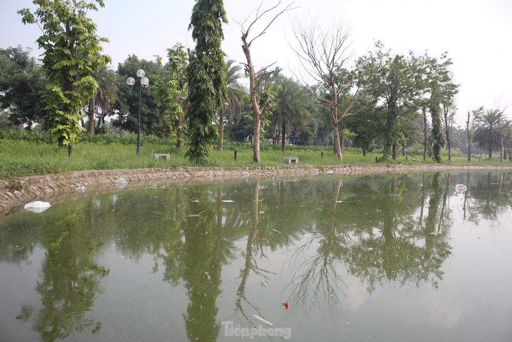 Nhếch nhác công viên trăm tỷ nằm giữa hai quận ở Hà Nội - Ảnh 5.