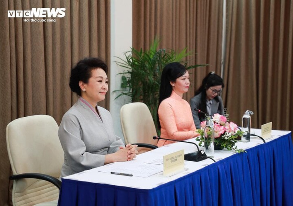 Hai Phu nhân Chủ tịch nước Việt Nam, Trung Quốc thăm Đại học Quốc gia Hà Nội - Ảnh 4.