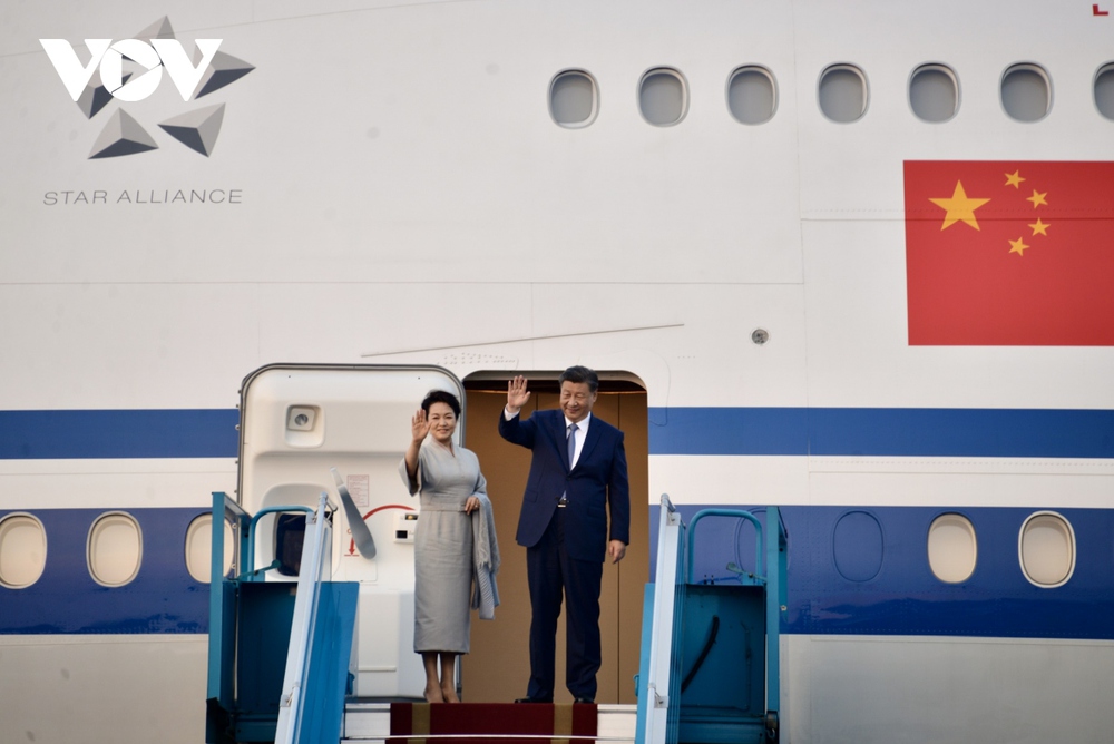 Chủ tịch Quốc hội Vương Đình Huệ tiễn Tổng Bí thư, Chủ tịch nước Trung Quốc Tập Cận Bình tại sân bay Nội Bài - Ảnh 6.