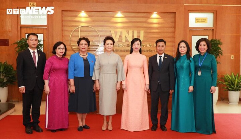 Hai Phu nhân Chủ tịch nước Việt Nam, Trung Quốc thăm Đại học Quốc gia Hà Nội - Ảnh 2.