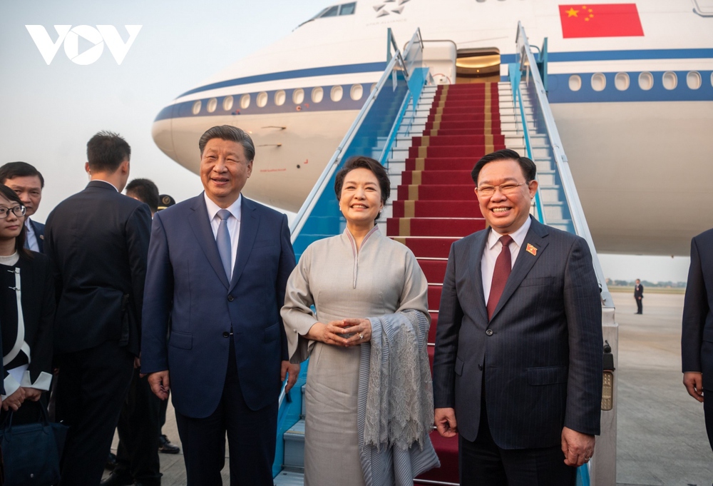 Chủ tịch Quốc hội Vương Đình Huệ tiễn Tổng Bí thư, Chủ tịch nước Trung Quốc Tập Cận Bình tại sân bay Nội Bài - Ảnh 4.