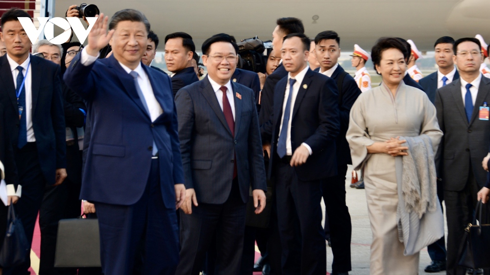 Chủ tịch Quốc hội Vương Đình Huệ tiễn Tổng Bí thư, Chủ tịch nước Trung Quốc Tập Cận Bình tại sân bay Nội Bài - Ảnh 2.