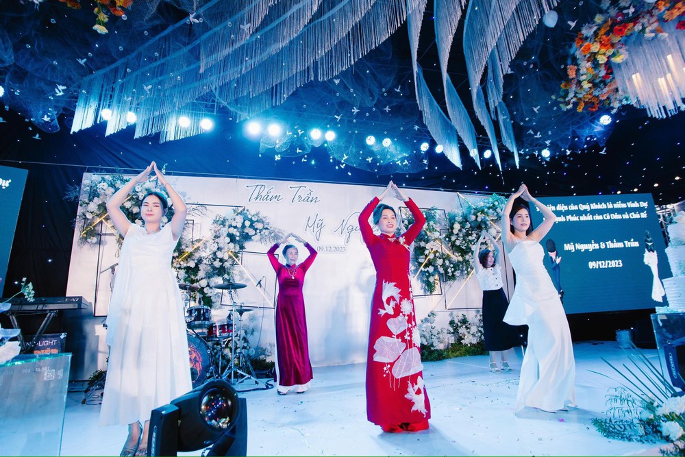 Cô dâu Bình Phước đeo 25 cây vàng lên sân khấu làm điều chưa từng có, cả hôn trường “náo loạn” - Ảnh 4.