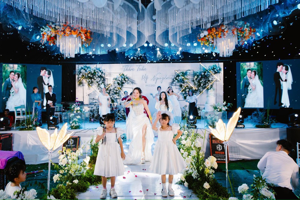 Cô dâu Bình Phước đeo 25 cây vàng lên sân khấu làm điều chưa từng có, cả hôn trường “náo loạn” - Ảnh 1.