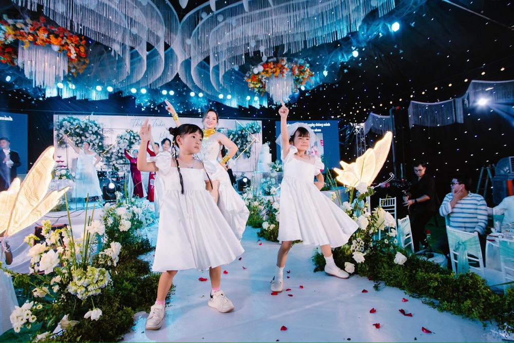 Cô dâu Bình Phước đeo 25 cây vàng lên sân khấu làm điều chưa từng có, cả hôn trường “náo loạn” - Ảnh 5.