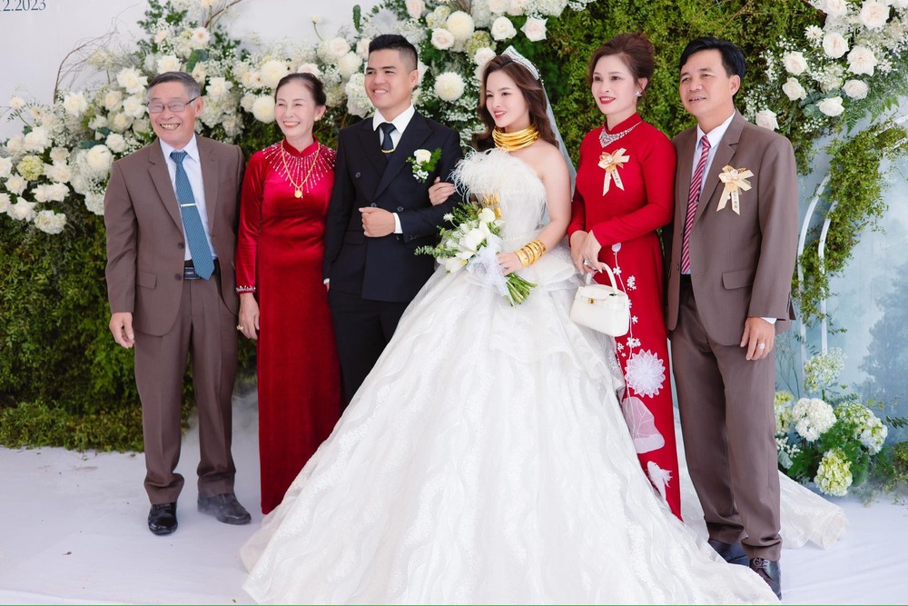 Cô dâu Bình Phước đeo 25 cây vàng lên sân khấu làm điều chưa từng có, cả hôn trường “náo loạn” - Ảnh 6.