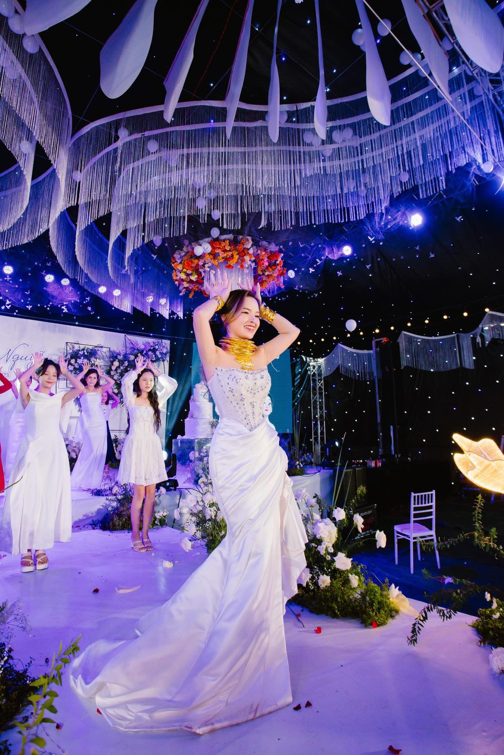 Cô dâu Bình Phước đeo 25 cây vàng lên sân khấu làm điều chưa từng có, cả hôn trường “náo loạn” - Ảnh 2.