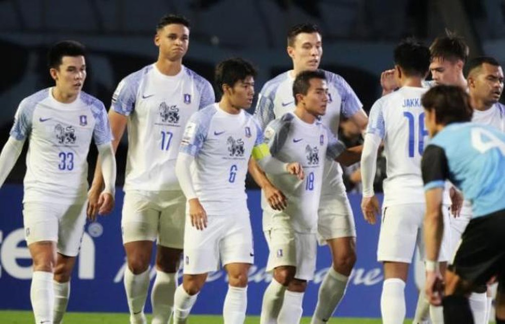 Quá thất vọng, HLV Thái Lan xin lỗi vì toàn thua cả 6 trận, chịu kết quả tệ nhất ở giải châu Á - Ảnh 1.