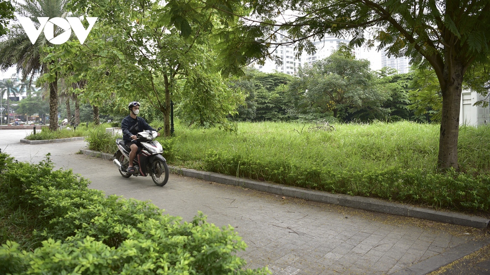 Công viên hàng trăm tỷ tại Hà Nội xuống cấp, nhếch nhác, cỏ mọc um tùm - Ảnh 12.