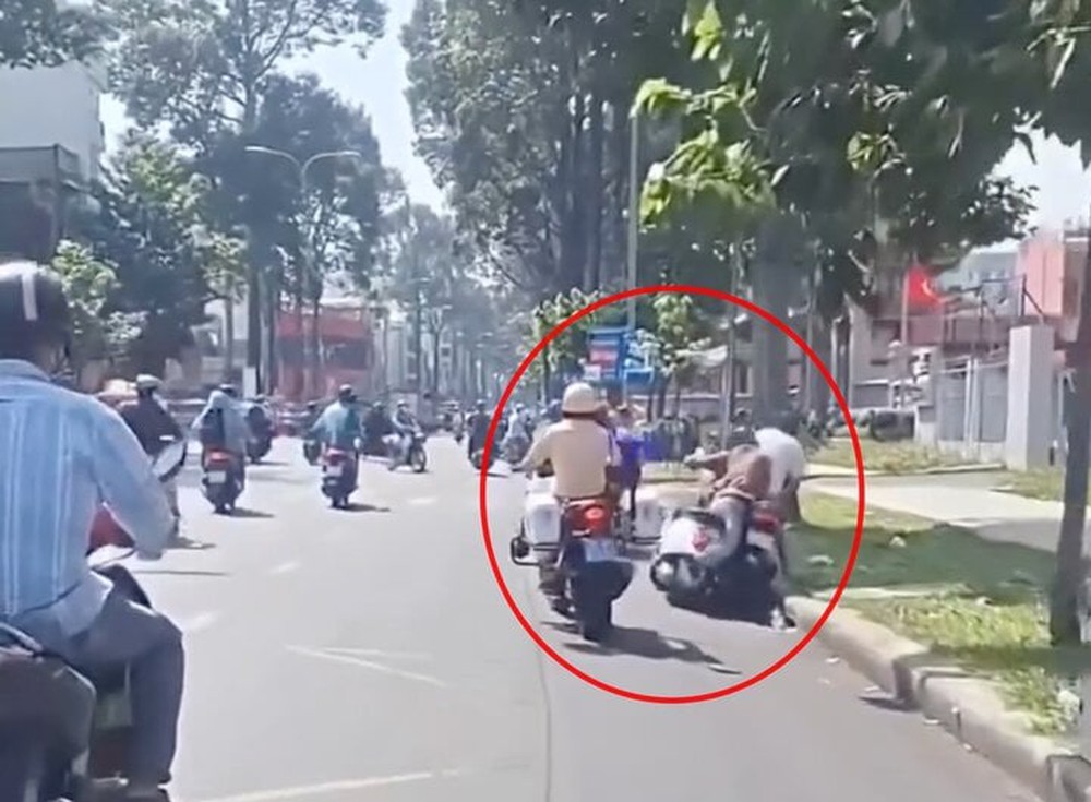 TP.HCM: Xác minh clip CSGT đạp người đi xe máy ngã xuống đường - Ảnh 2.