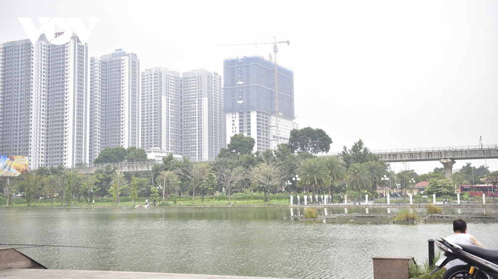 Công viên hàng trăm tỷ tại Hà Nội xuống cấp, nhếch nhác, cỏ mọc um tùm - Ảnh 1.