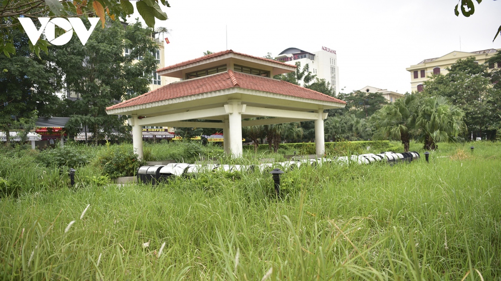 Công viên hàng trăm tỷ tại Hà Nội xuống cấp, nhếch nhác, cỏ mọc um tùm - Ảnh 11.