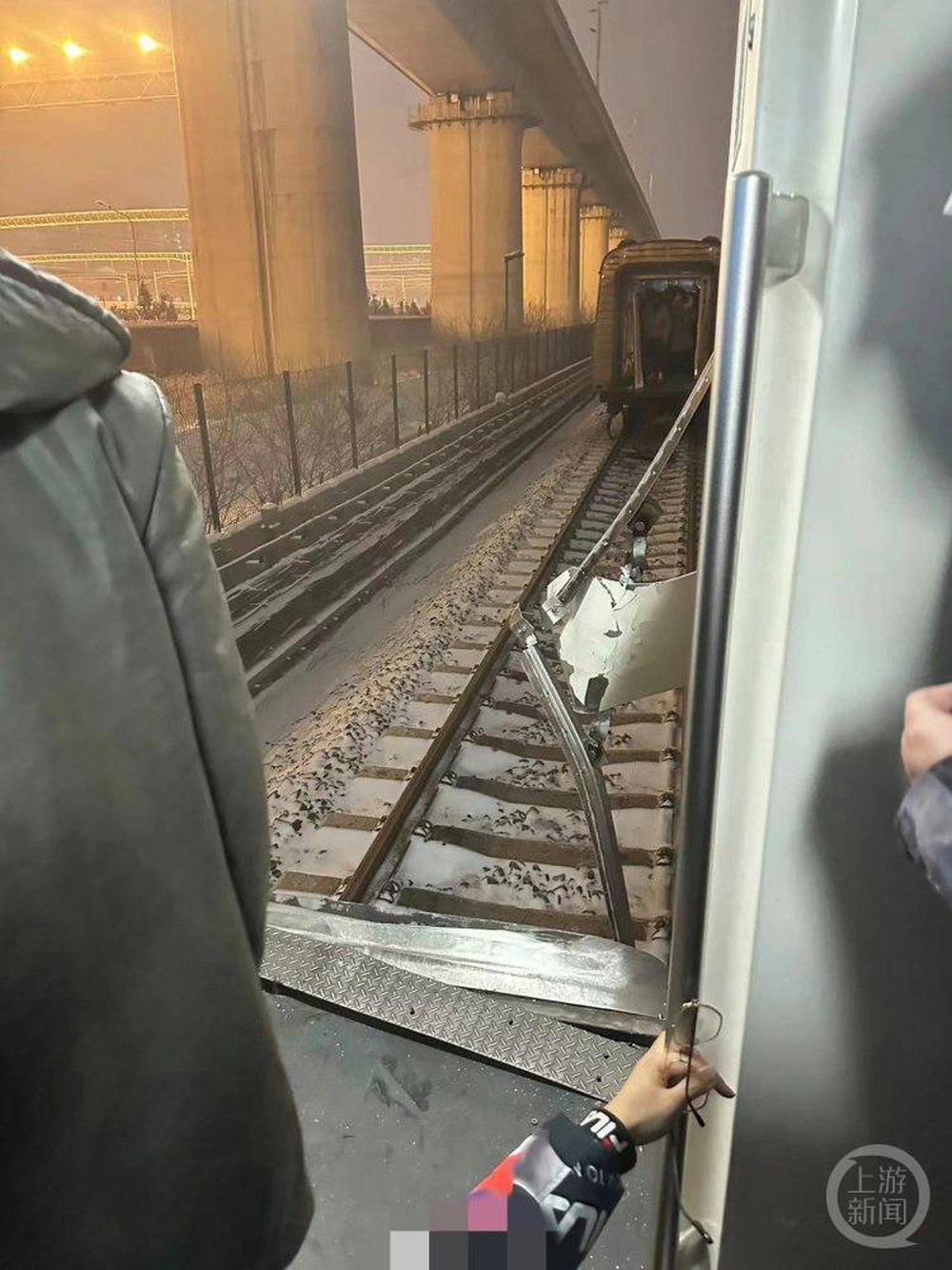 Tàu điện ngầm Bắc Kinh đang chạy bỗng đứt lìa toa giữa giờ cao điểm, 30 người bị thương - Ảnh 1.