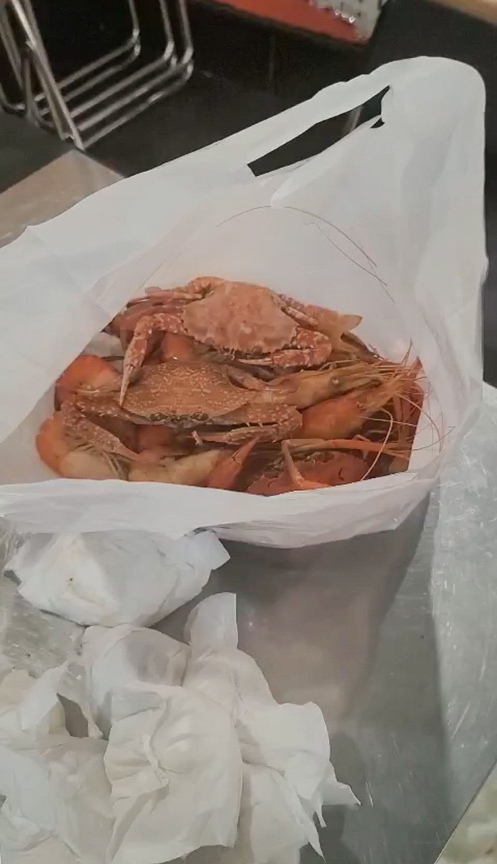 Ăn buffet hải sản Hà Nội, đôi nam nữ lén lút đút túi 4kg mang về, bị camera tố cáo - Ảnh 2.