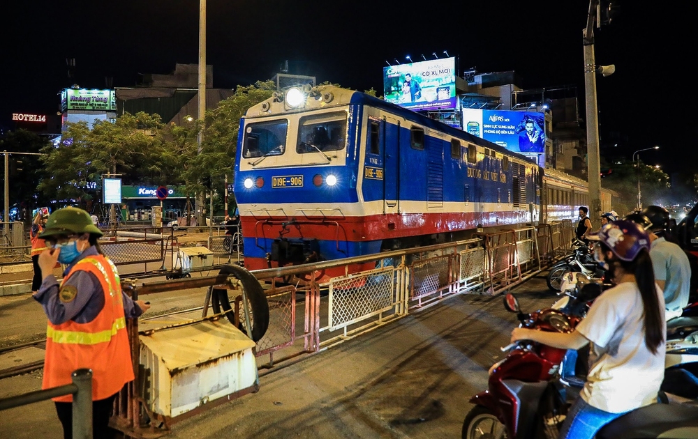 Hơn 500 đầu máy toa xe sắp bị 'xếp vào kho' của đường sắt Việt Nam được giải cứu- Ảnh 2.