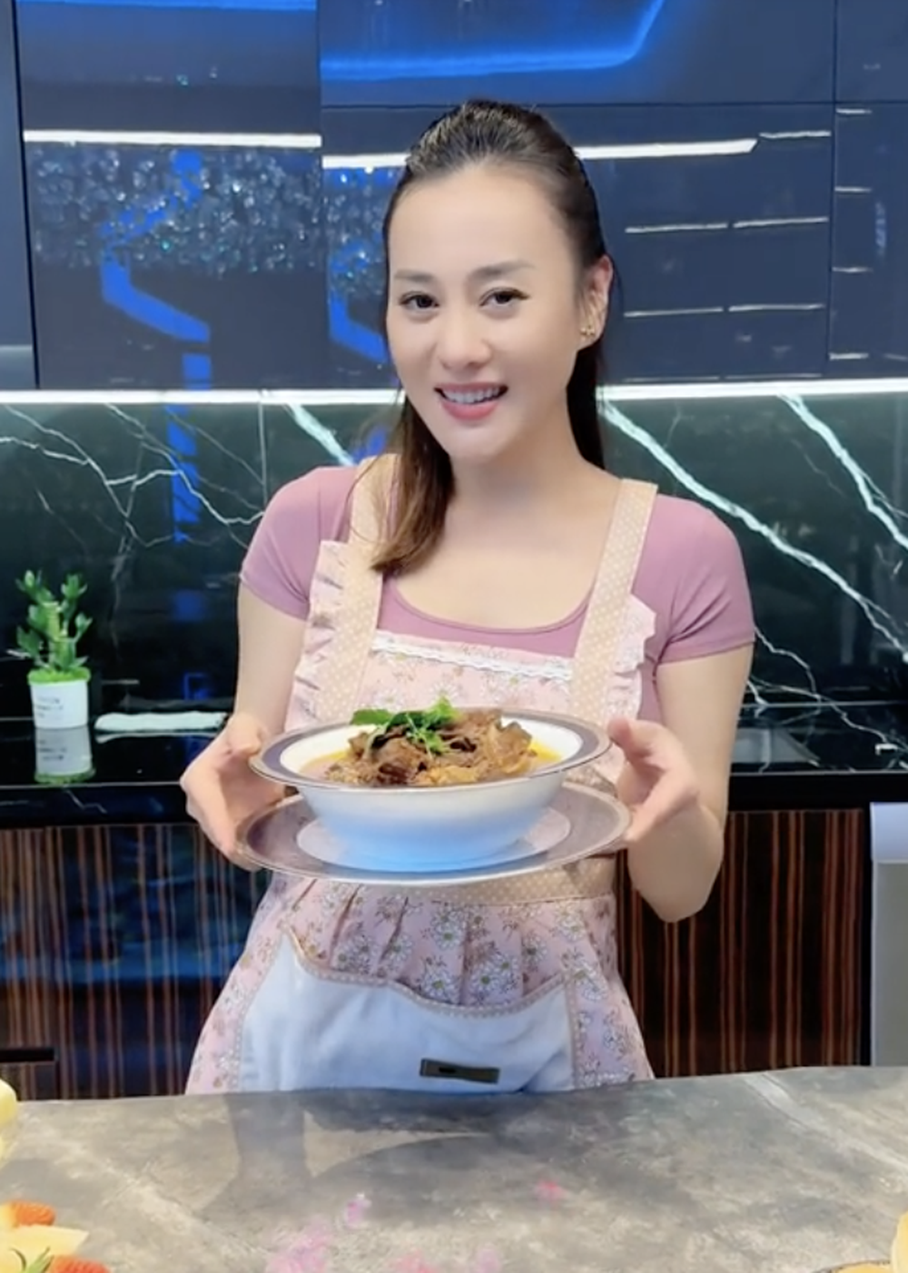 Cưới Shark Bình, Phương Oanh chỉ vẩy rau và khoe nấu ăn cho hồng hài nhi cũng có gần 4 triệu người xem - Ảnh 8.