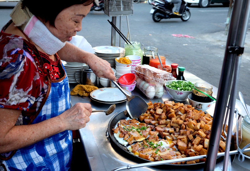 Khách Tây tâm đắc một món bán trên vỉa hè Việt Nam, nhận xét: Tôi có thể ăn nó hàng ngày thay đồ Tây - Ảnh 3.
