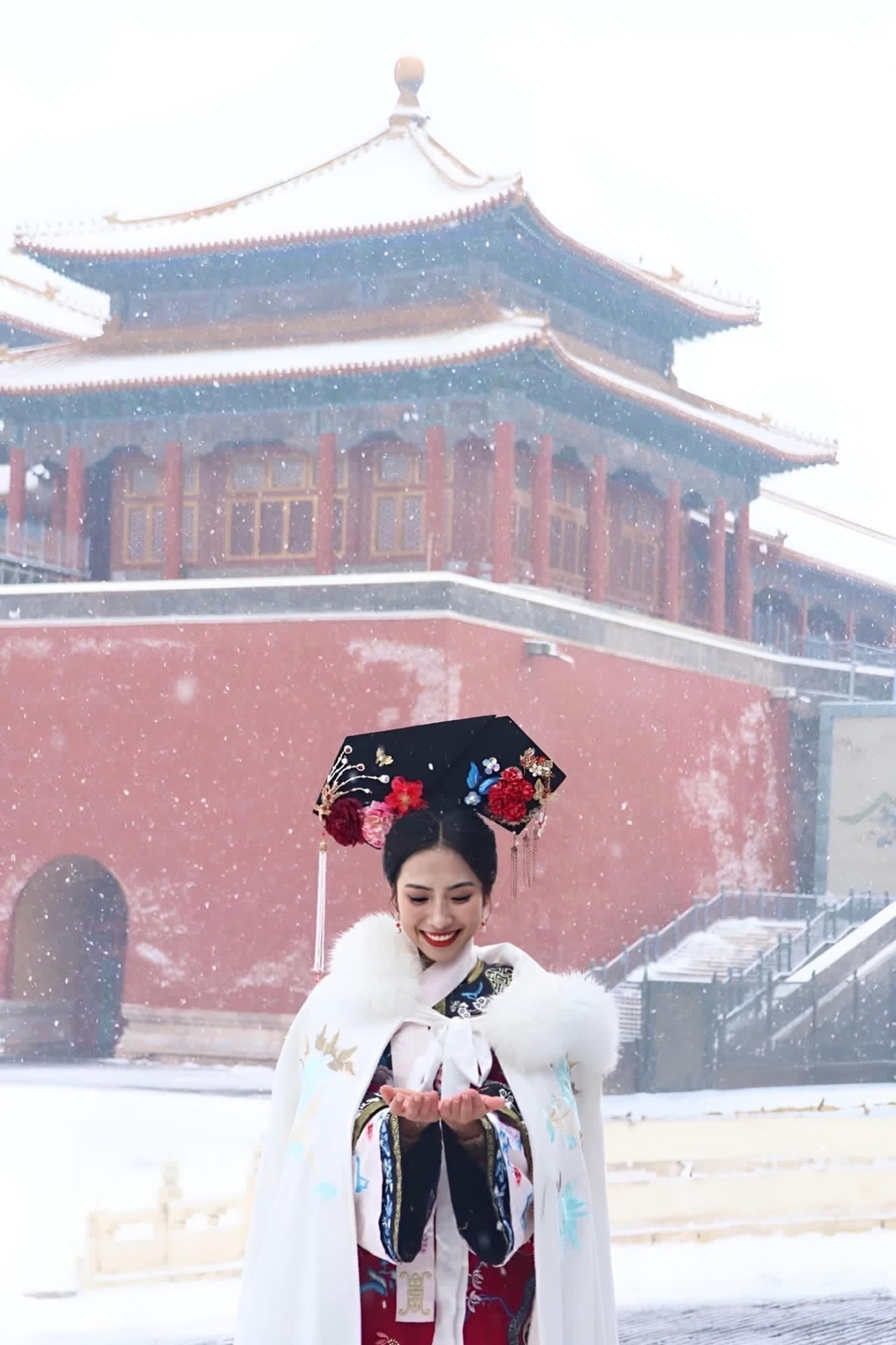 Du khách Việt may mắn được săn tuyết rơi đầu mùa đẹp như phim ở Tử Cấm Thành (Trung Quốc) - Ảnh 8.