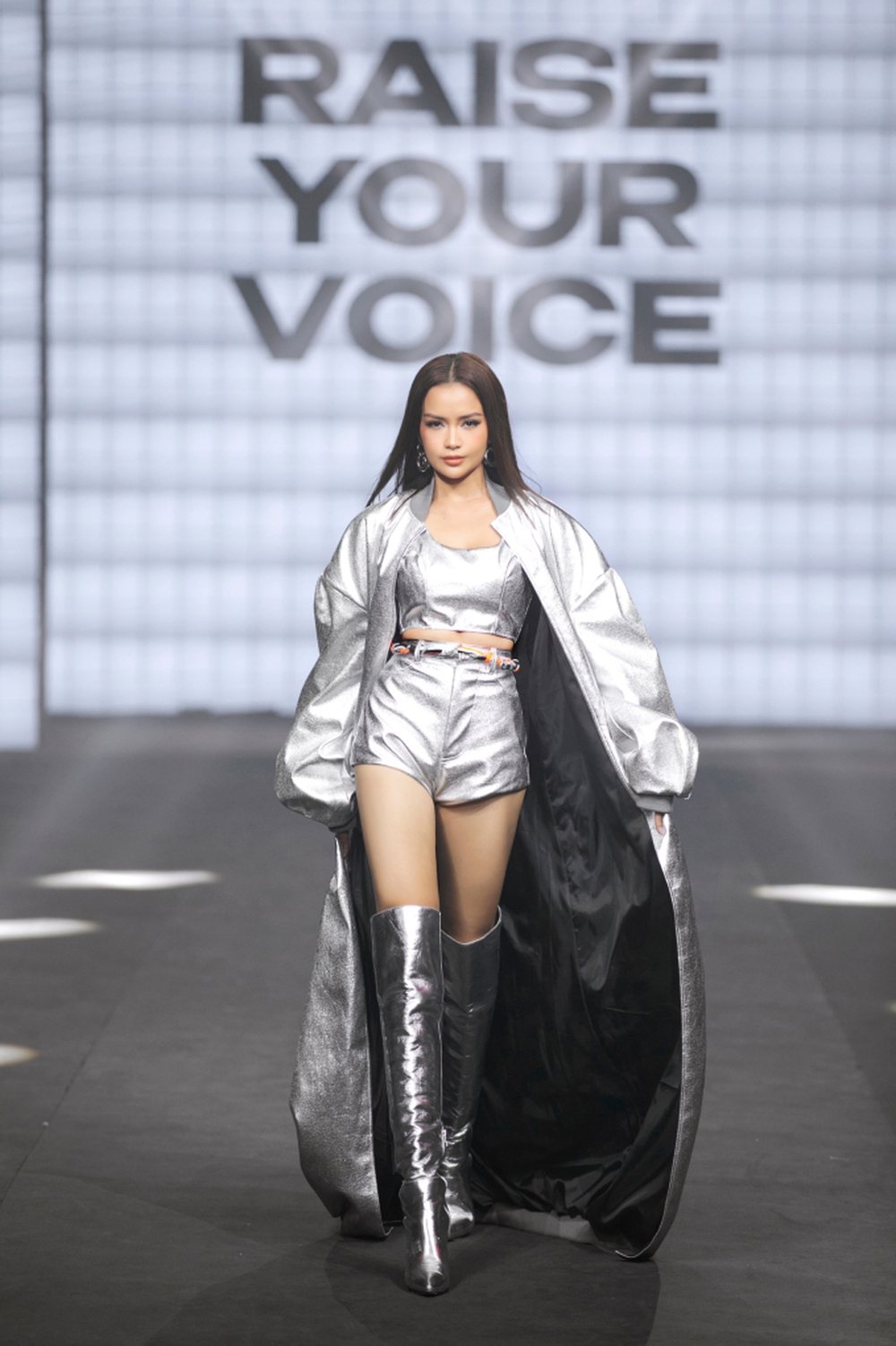 Hoa hậu Ngọc Châu mặc áo choàng quét đất, catwalk đầy quyền lực trong show Cảm hứng Việt Nam - Ảnh 3.