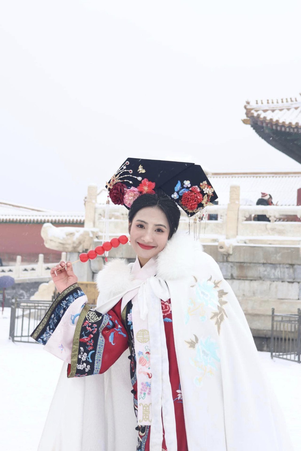 Du khách Việt may mắn được săn tuyết rơi đầu mùa đẹp như phim ở Tử Cấm Thành (Trung Quốc) - Ảnh 7.