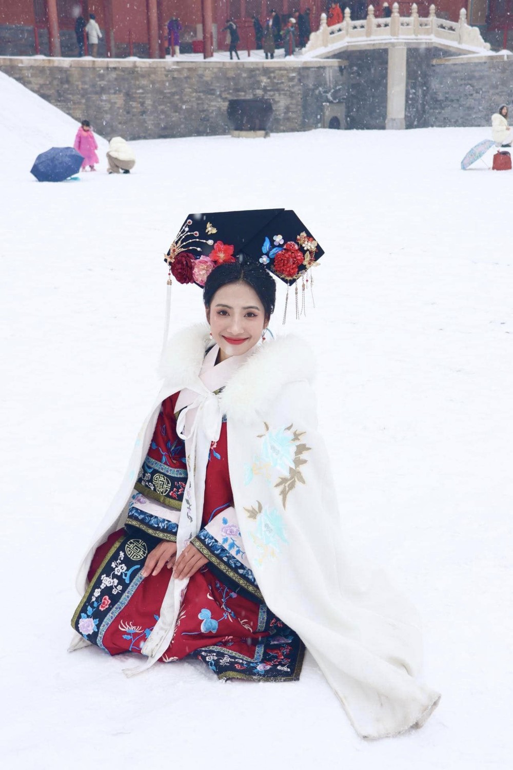 Du khách Việt may mắn được săn tuyết rơi đầu mùa đẹp như phim ở Tử Cấm Thành (Trung Quốc) - Ảnh 6.