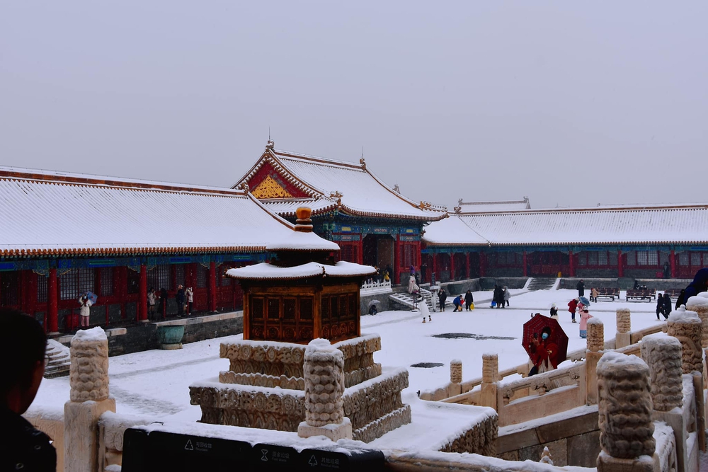 Du khách Việt may mắn được săn tuyết rơi đầu mùa đẹp như phim ở Tử Cấm Thành (Trung Quốc) - Ảnh 5.