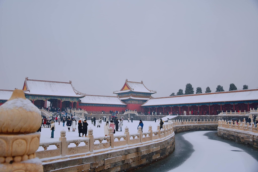 Du khách Việt may mắn được săn tuyết rơi đầu mùa đẹp như phim ở Tử Cấm Thành (Trung Quốc) - Ảnh 1.