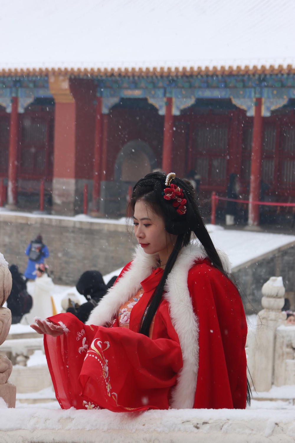 Du khách Việt may mắn được săn tuyết rơi đầu mùa đẹp như phim ở Tử Cấm Thành (Trung Quốc) - Ảnh 15.