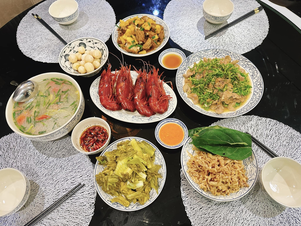 Cưới Shark Bình, Phương Oanh chỉ vẩy rau và khoe nấu ăn cho hồng hài nhi cũng có gần 4 triệu người xem - Ảnh 4.