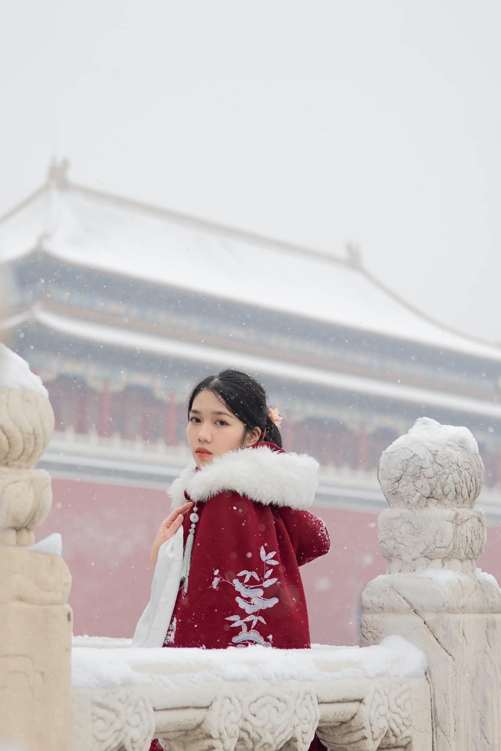 Du khách Việt may mắn được săn tuyết rơi đầu mùa đẹp như phim ở Tử Cấm Thành (Trung Quốc) - Ảnh 12.