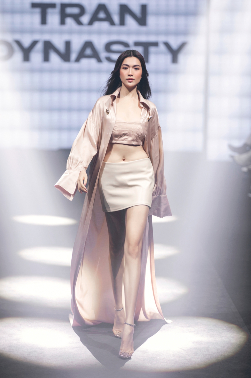 Hoa hậu Ngọc Châu mặc áo choàng quét đất, catwalk đầy quyền lực trong show Cảm hứng Việt Nam - Ảnh 6.