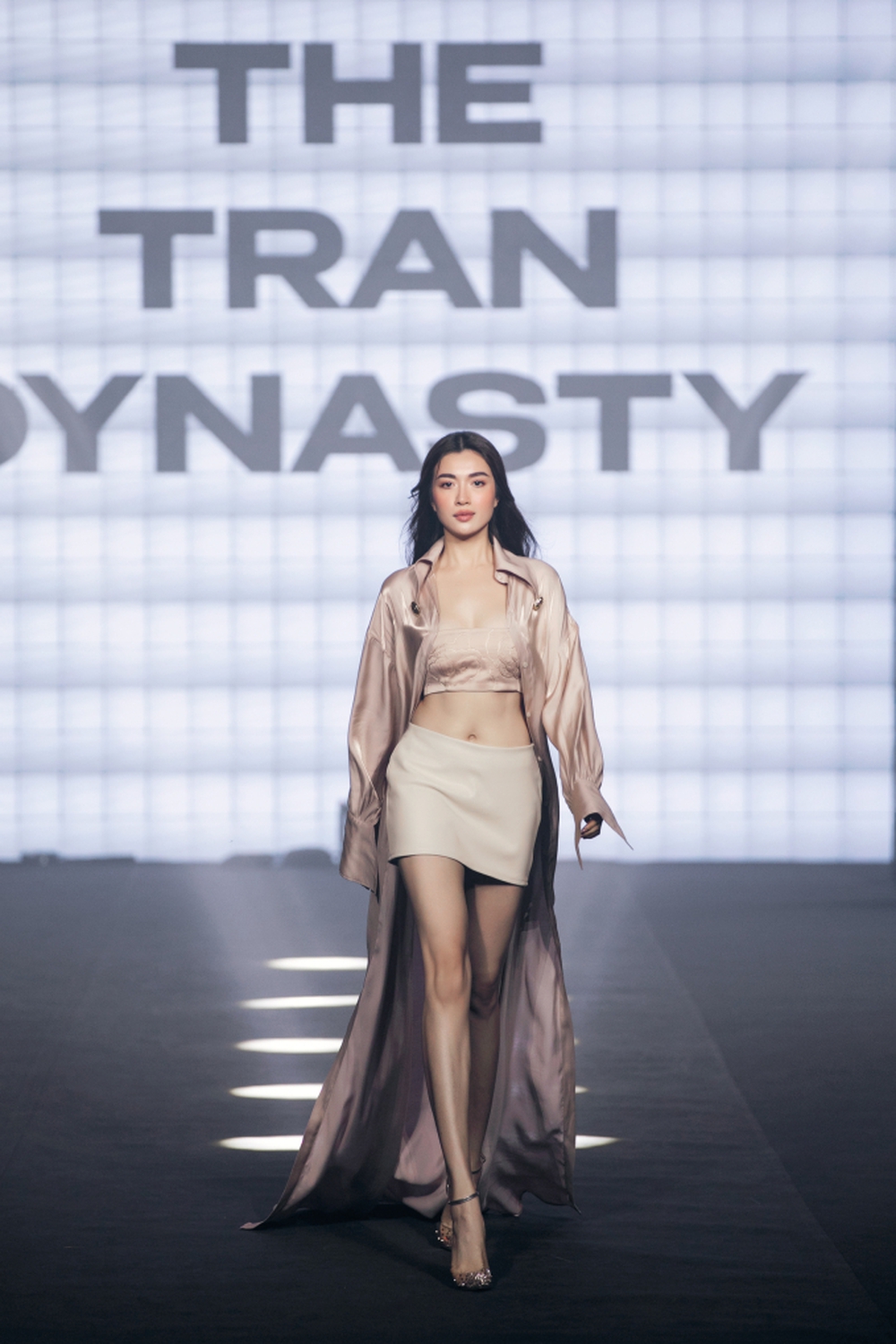Hoa hậu Ngọc Châu mặc áo choàng quét đất, catwalk đầy quyền lực trong show Cảm hứng Việt Nam - Ảnh 5.
