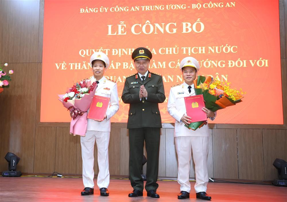 2 Thứ trưởng Bộ Công an được Chủ tịch nước thăng quân hàm Trung tướng - Ảnh 1.