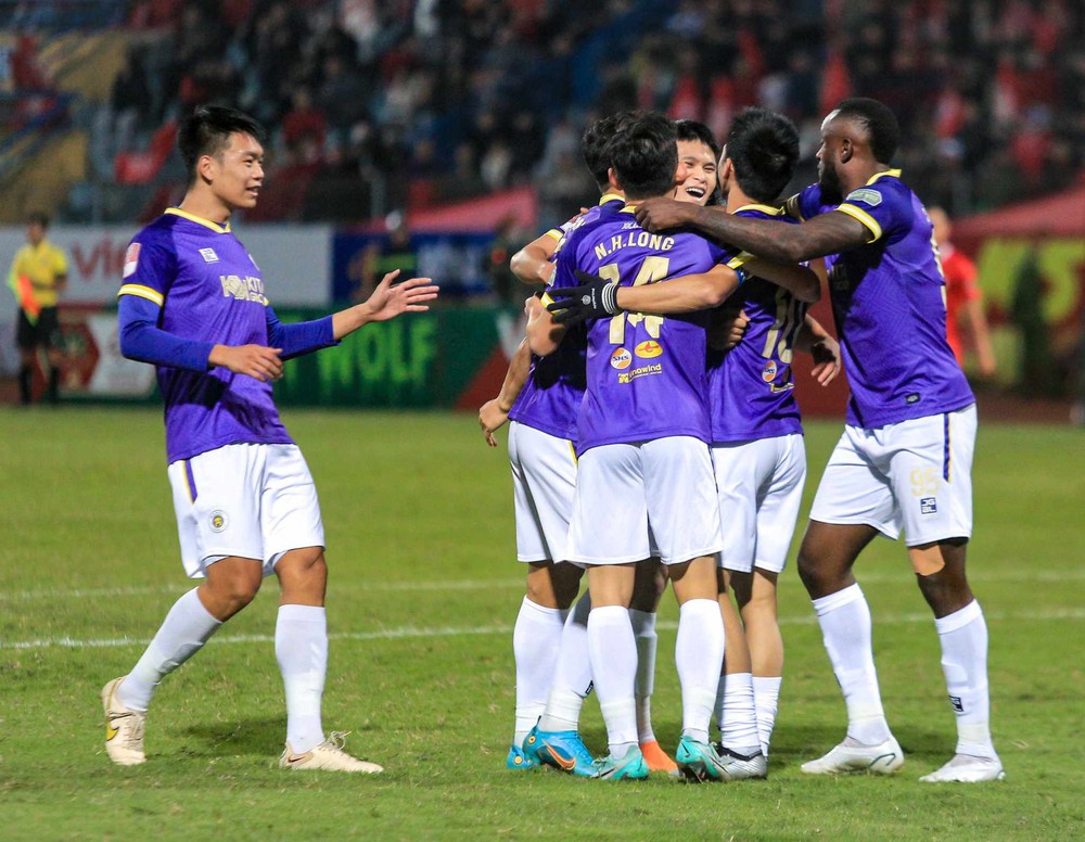 Văn Quyết làm lu mờ Hoàng Đức, CLB Hà Nội đại thắng để trở lại cuộc đua vô địch V.League - Ảnh 2.
