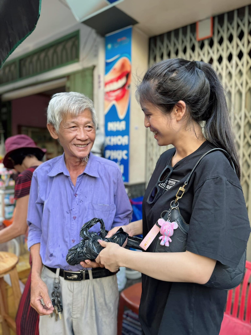 Cụ ông giã 200 trăm cốc trà chanh mỗi ngày mưu sinh, xúc động nhận món quà cả đời chưa từng có - Ảnh 5.