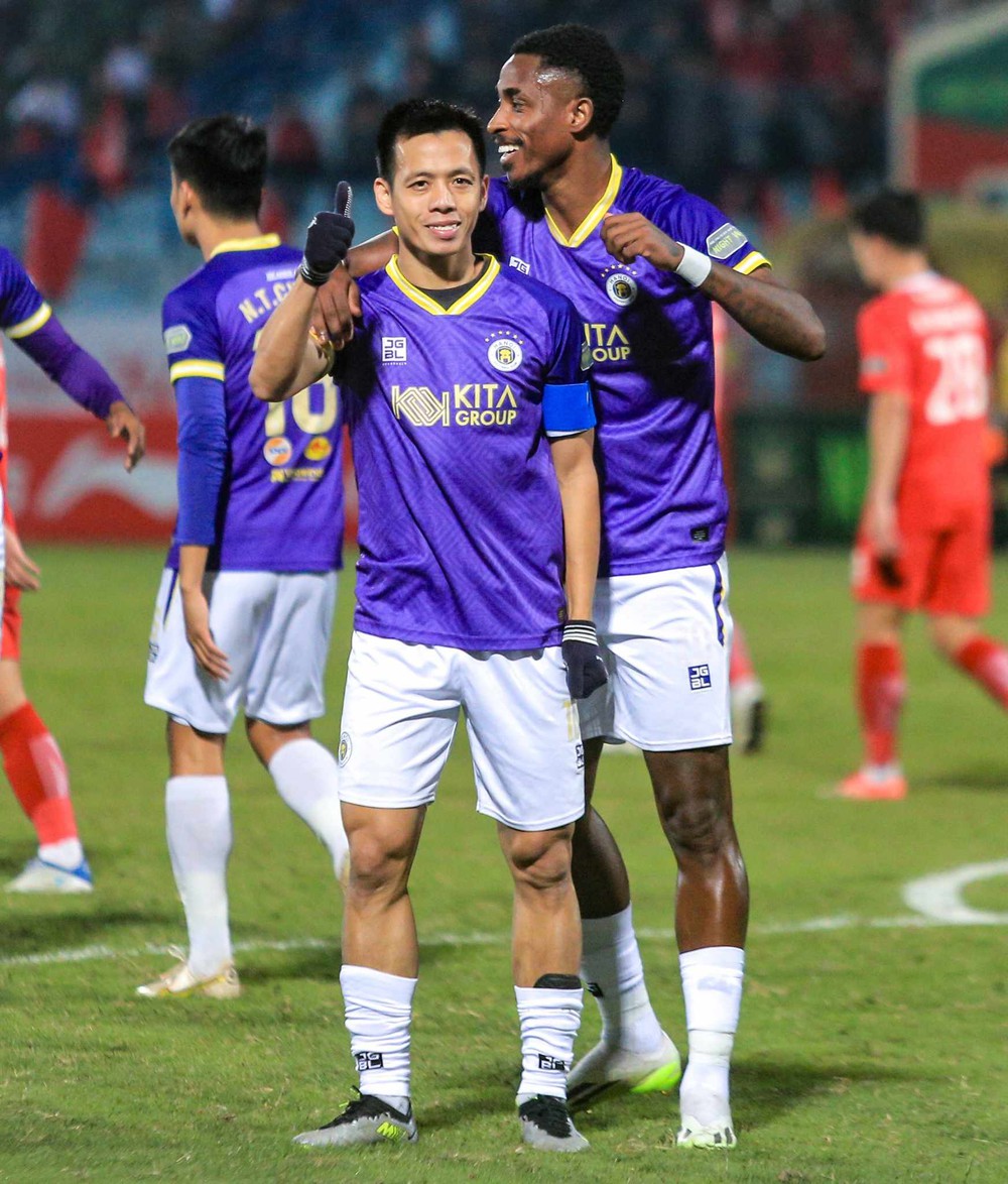 Văn Quyết làm lu mờ Hoàng Đức, CLB Hà Nội đại thắng để trở lại cuộc đua vô địch V.League - Ảnh 1.