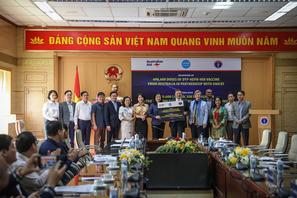 Chính phủ Australia viện trợ Việt Nam 490.600 liều vaccine ‘5 trong 1’ - Ảnh 1.