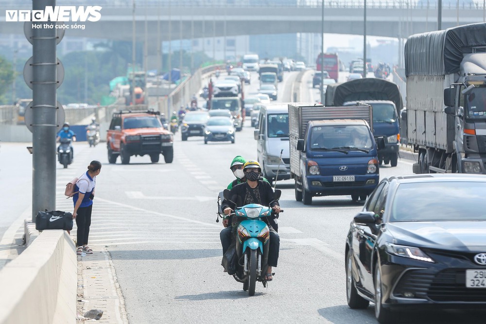 Bất chấp nguy hiểm, xe ôm lao vun vút lên đường Vành đai 3 trên cao bắt khách - Ảnh 15.