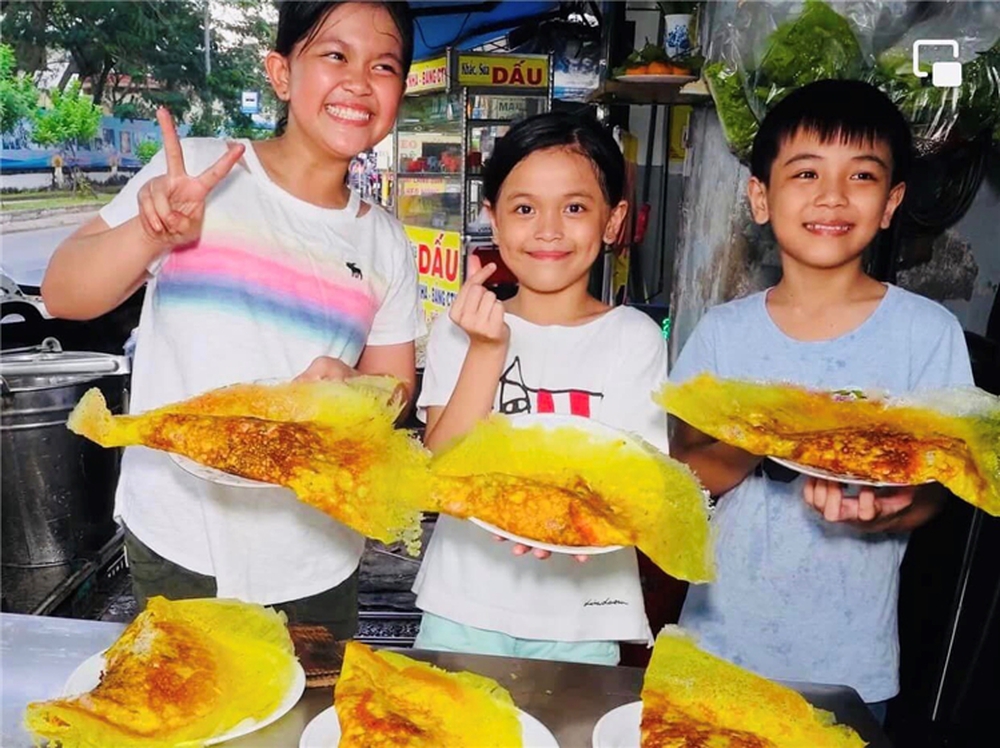 Quán bánh xèo hot nhất Sài Gòn lúc này: Bé gái 11 tuổi đã làm bếp trưởng, nghỉ học nuôi 2 em nhỏ mồ côi - Ảnh 6.