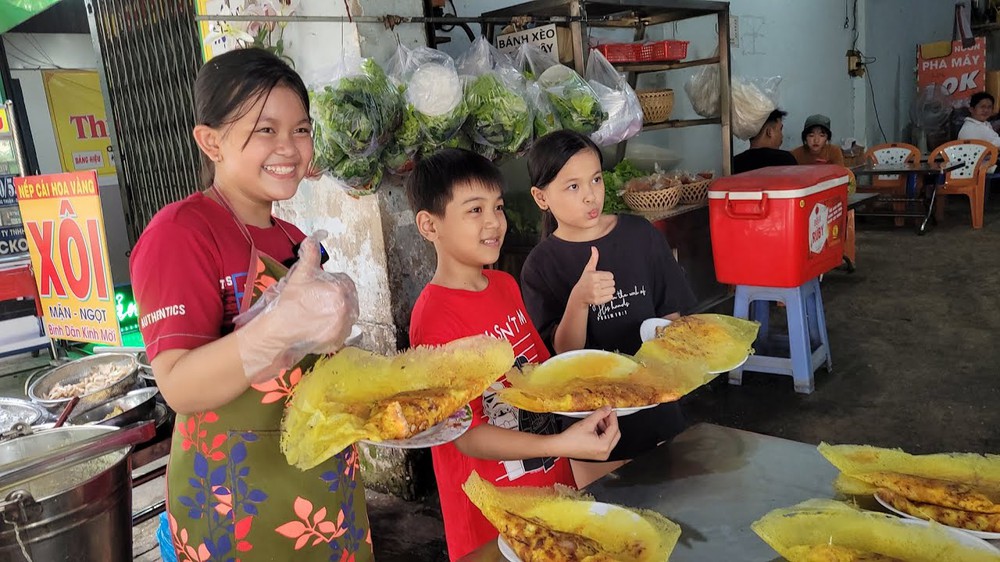 Quán bánh xèo hot nhất Sài Gòn lúc này: Bé gái 11 tuổi đã làm bếp trưởng, nghỉ học nuôi 2 em nhỏ mồ côi - Ảnh 8.
