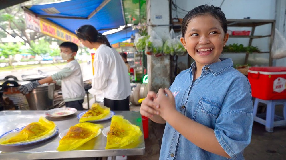 Quán bánh xèo hot nhất Sài Gòn lúc này: Bé gái 11 tuổi đã làm bếp trưởng, nghỉ học nuôi 2 em nhỏ mồ côi - Ảnh 3.