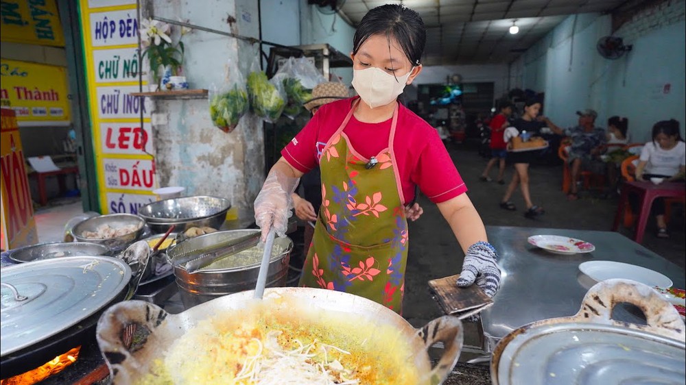 Quán bánh xèo hot nhất Sài Gòn lúc này: Bé gái 11 tuổi đã làm bếp trưởng, nghỉ học nuôi 2 em nhỏ mồ côi - Ảnh 2.