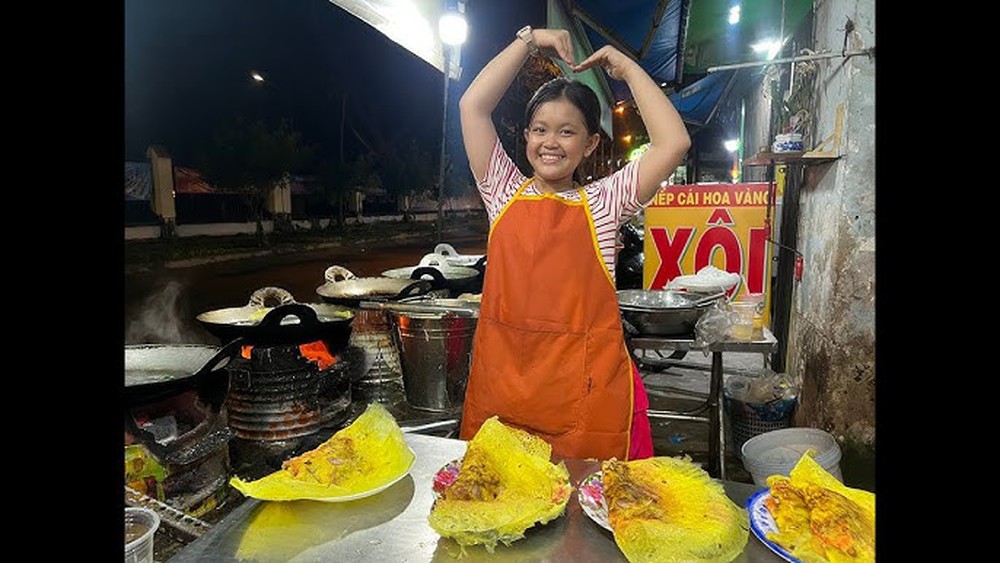 Quán bánh xèo hot nhất Sài Gòn lúc này: Bé gái 11 tuổi đã làm bếp trưởng, nghỉ học nuôi 2 em nhỏ mồ côi - Ảnh 7.