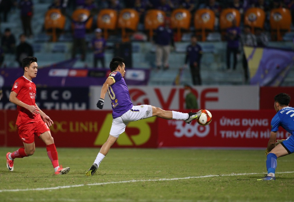 Văn Quyết lại khiến cả V.League nhắc tên, HLV Troussier liệu có hồi tâm chuyển ý trao cơ hội cuối cùng? - Ảnh 2.