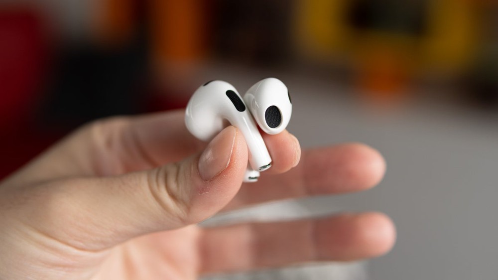 Apple có kế hoạch đưa tính năng đắt tiền lên tai nghe AirPods giá rẻ vào năm tới - Ảnh 1.