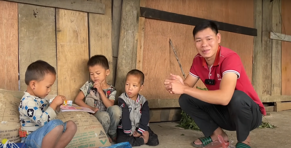 Ảnh hiếm ở vùng cao Hà Giang: Cậu bé 7 tuổi 3 năm cõng bạn tới trường, biết hoàn cảnh lại càng thương - Ảnh 6.