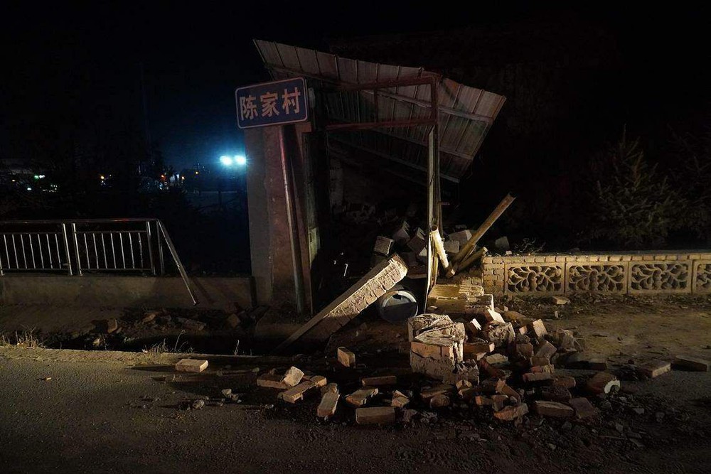 Hình ảnh sau trận động đất tại Cam Túc, Trung Quốc: Ghi nhận hơn 200 dư chấn, dân làng thức trắng đêm - Ảnh 1.