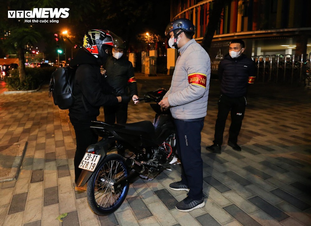 Cảnh sát 141 hóa trang đón lõng các quái xế độ xe, nẹt pô trên phố Hà Nội - Ảnh 7.