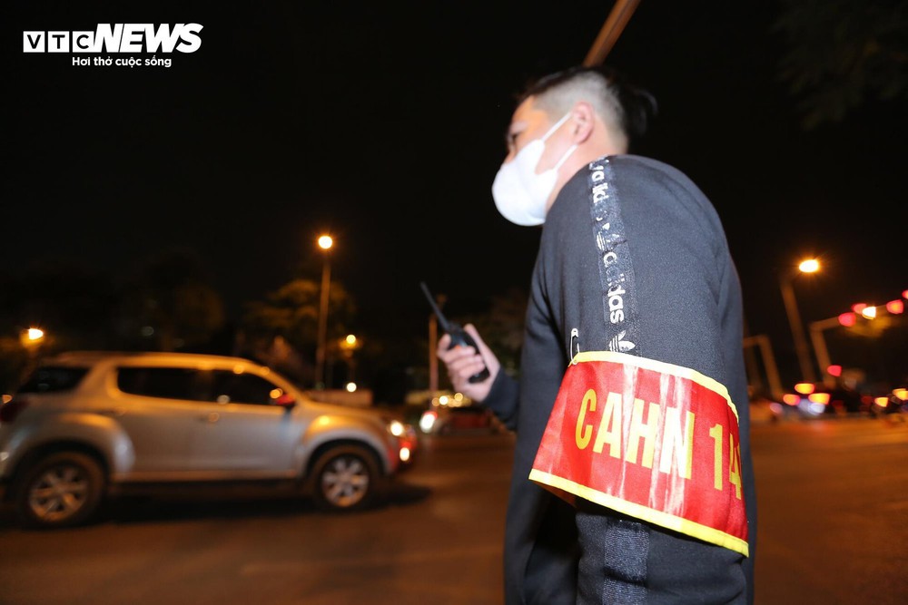 Cảnh sát 141 hóa trang đón lõng các quái xế độ xe, nẹt pô trên phố Hà Nội - Ảnh 4.